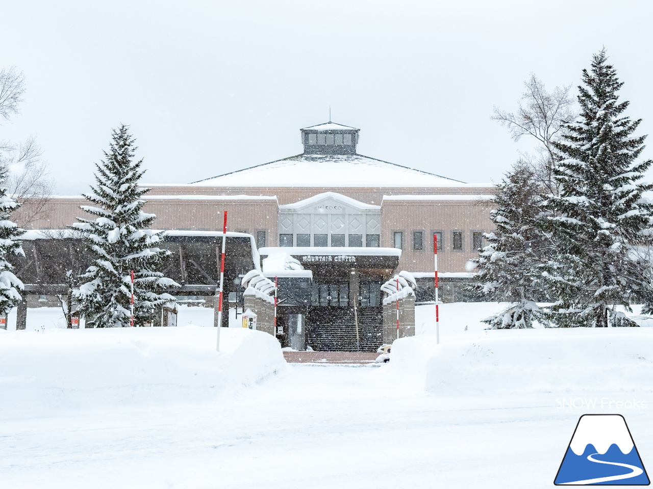 キロロリゾート｜遅ればせながら…。積雪200cmのキロロで、2025～2026 SNOW Freaks『初滑り』。今シーズンもどうぞよろしくお願いいたします！